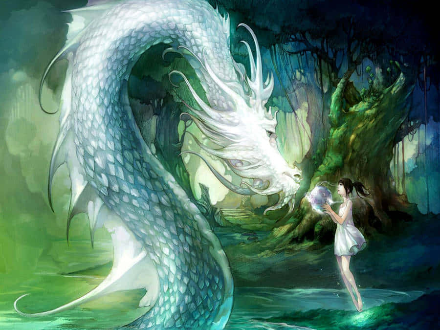 神祕海龍與少女 壁紙 — 一個穿著白色連衣裙的小女孩，在迷霧籠罩的綠色森林中，溫柔地捧著一個發光的球體，面對著一條盤繞著的巨大白龍。
