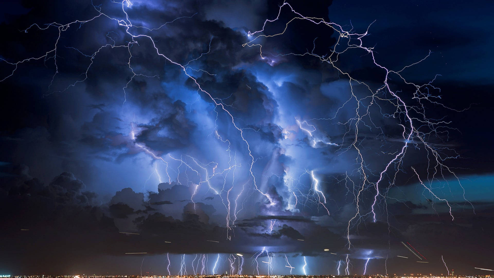夜間城市上空戲劇性的雷暴。