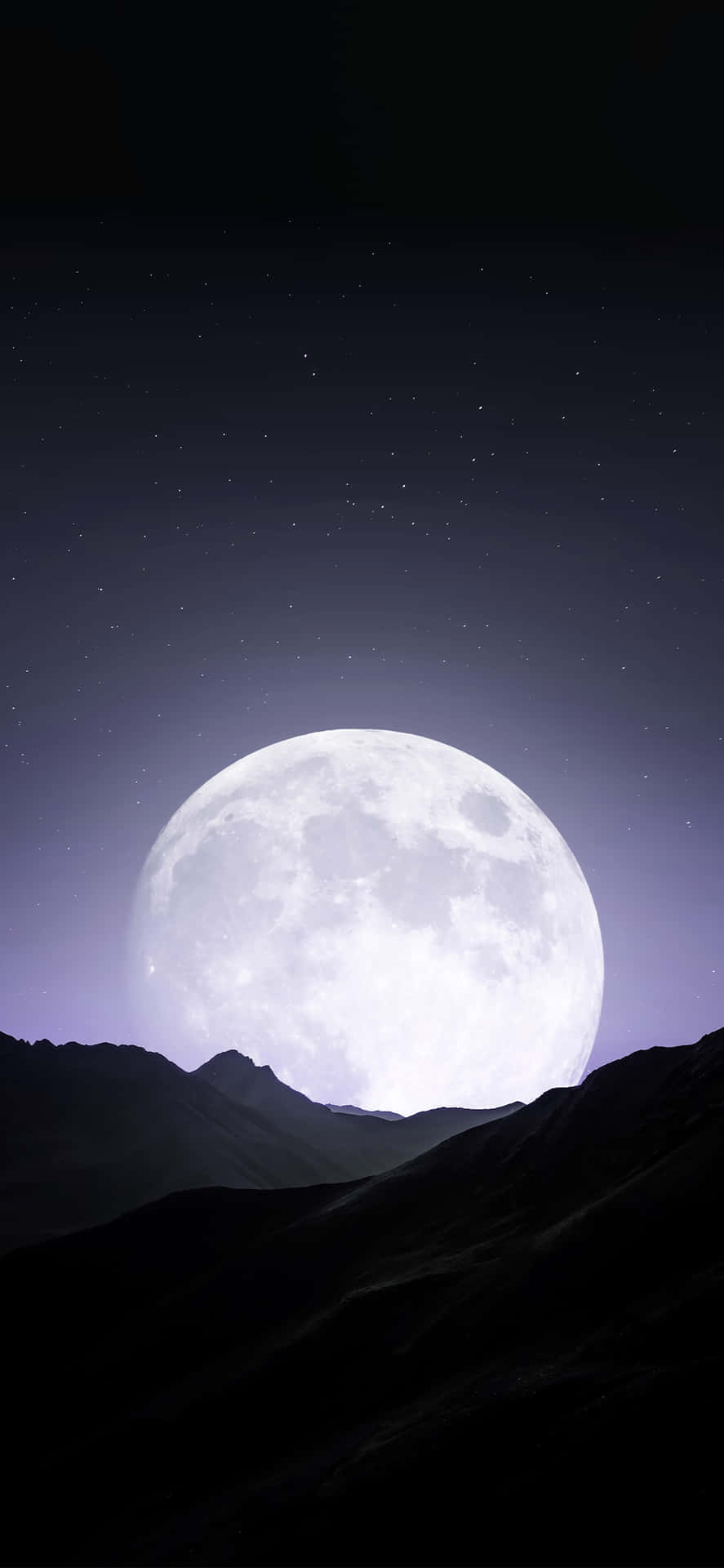神祕的月球：月球的迷人之美 壁紙 — 一輪巨大的發光滿月在繁星點點的暮色天空下從黑暗的山脈輪廓後升起。