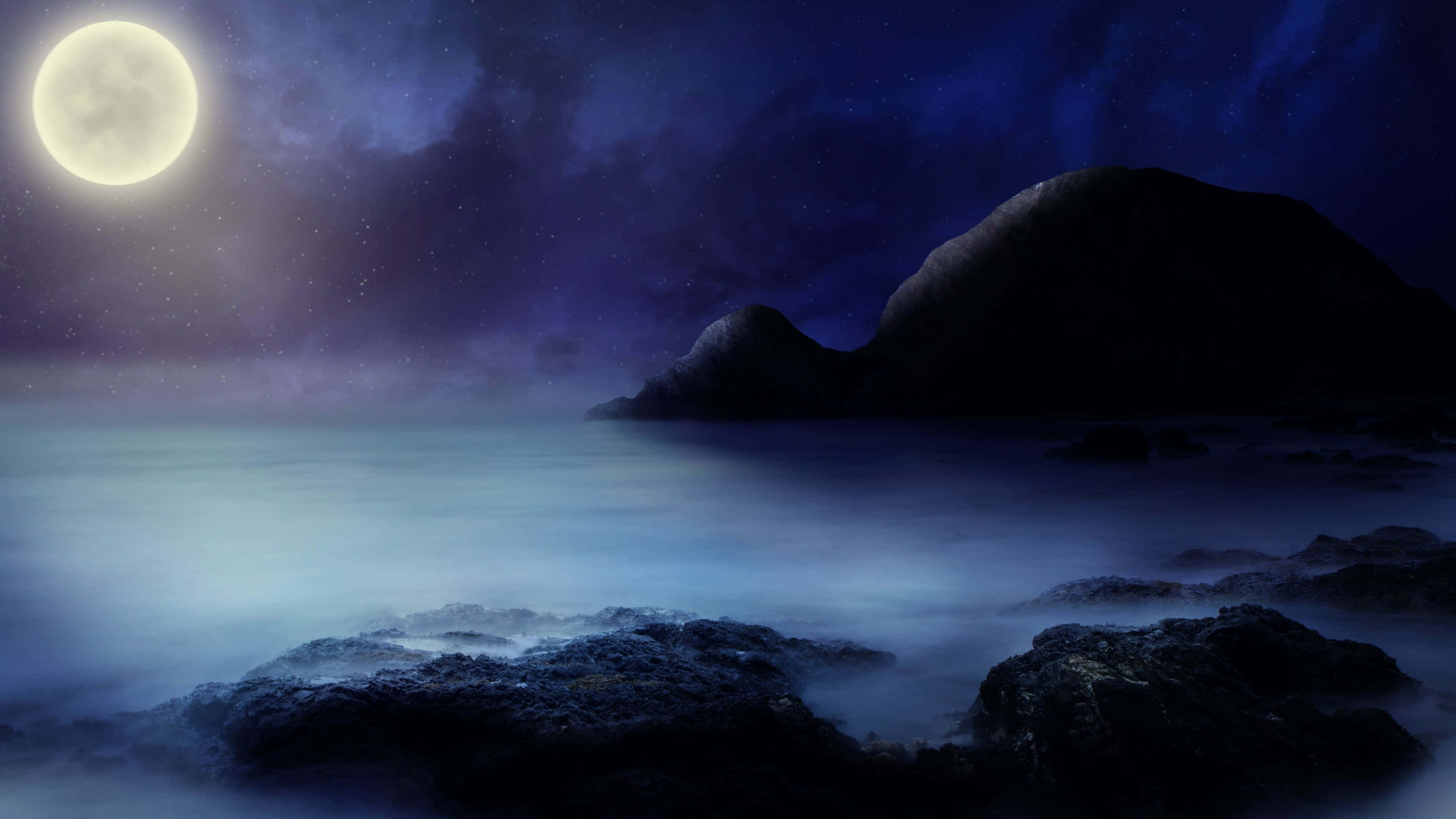 神秘之景 - 滿月昇起 壁紙 — 在深藍色夜空下，一個寧靜的月光海岸場景，閃爍的滿月星星和霧氣繚繞的岩石。