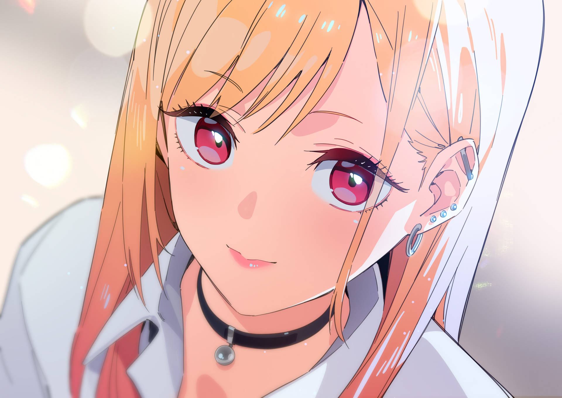 橙色頭髮和紅色眼睛的動漫女孩戴著頸鏈微笑。