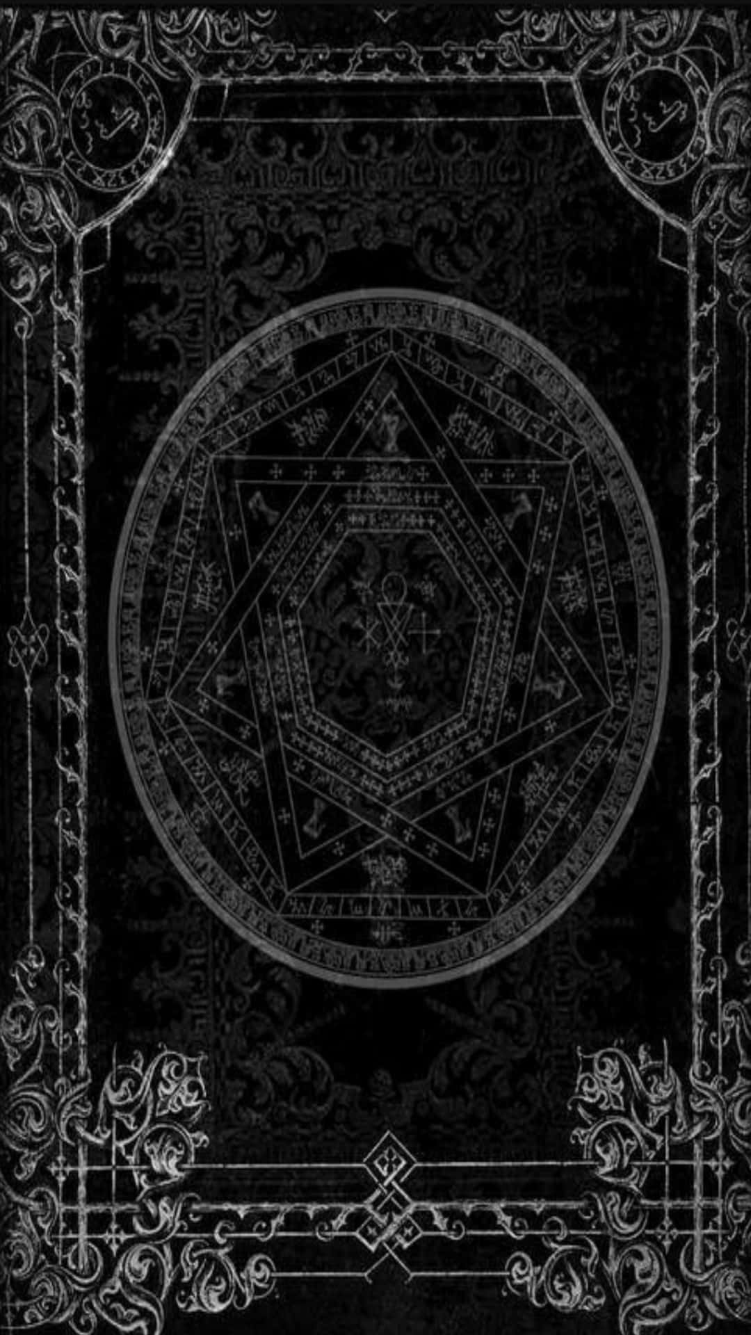 神秘五芒星設計 壁紙 — 一個複雜的神秘符號，以銀色蝕刻在黑色天鵝絨背景上，並以華麗的哥德式邊框環繞。