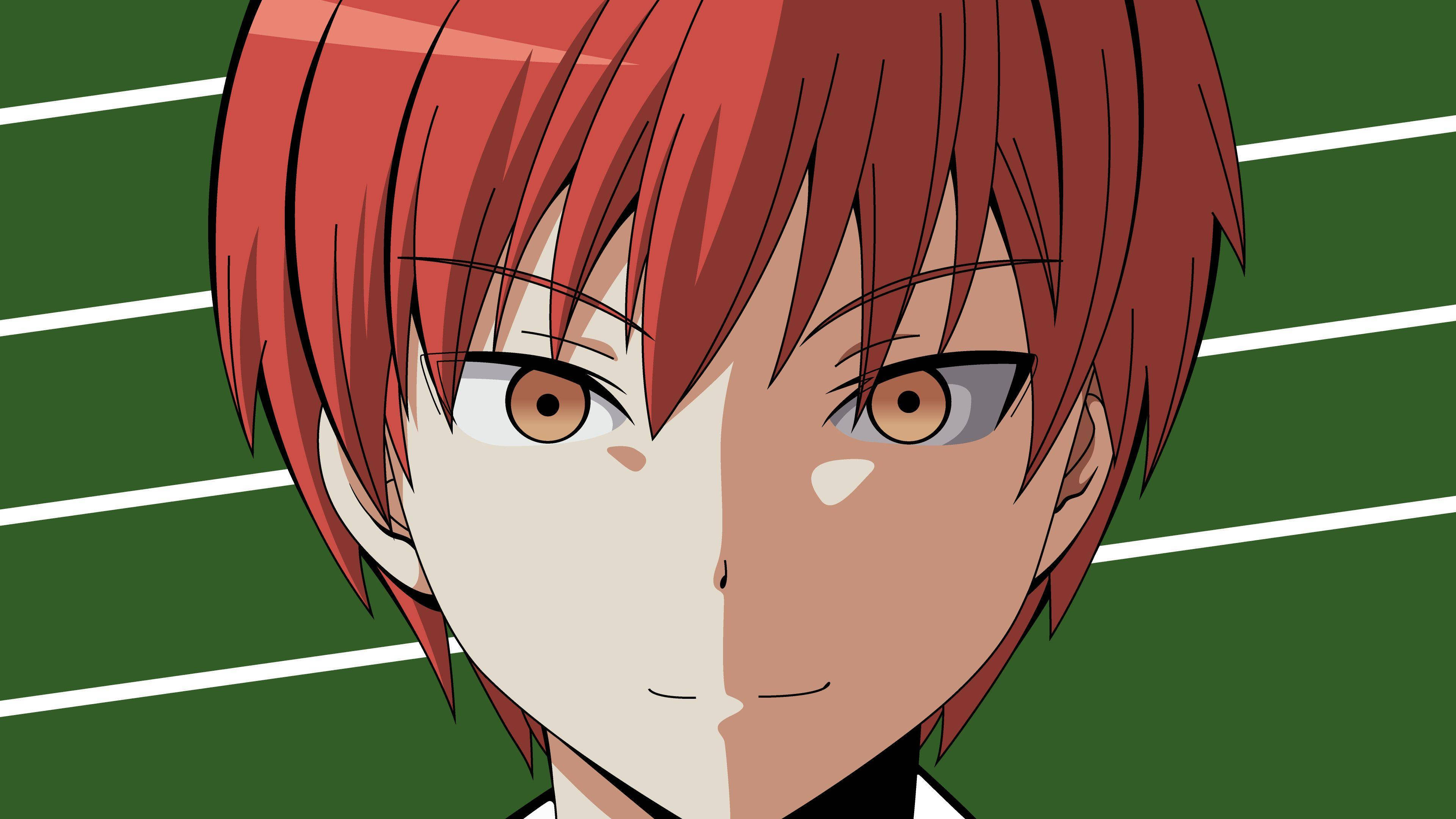 神秘凝視 - Karma Akabane 的陰影肖像 壁紙 — 紅髮動漫角色的特寫，擁有強烈的棕色眼睛，背景是綠色運動場。