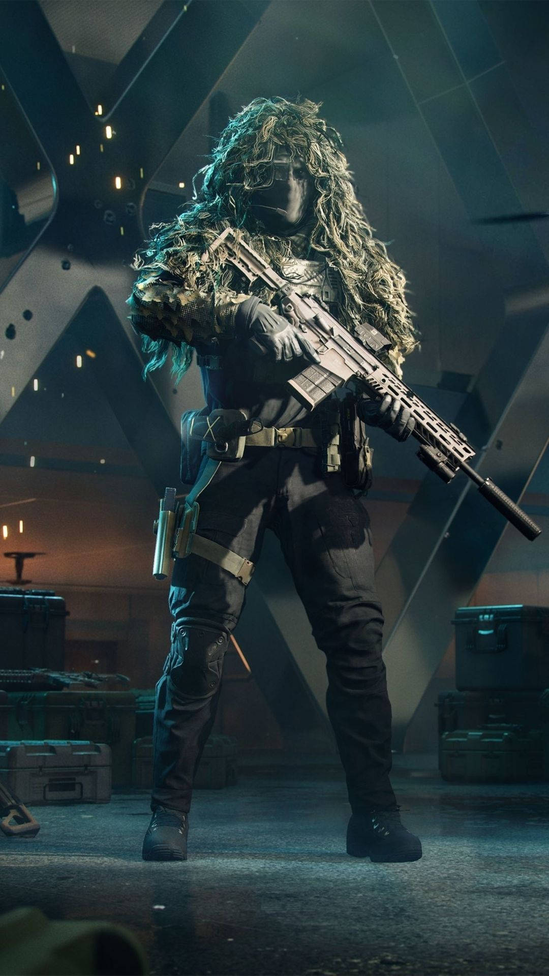 神秘士兵狙擊手 壁紙 — 一名穿著吉利服的士兵在昏暗的未來倉庫中，手持步槍，周圍有發光的燈光。