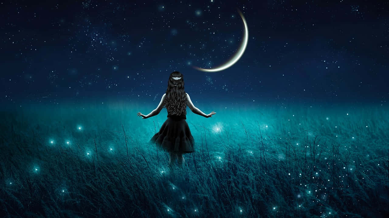 神秘夜野 霓虹螢火蟲 壁紙 — 一個女孩站在發光的田野中，新月和繁星點點的夜空下，有生物發光的草。