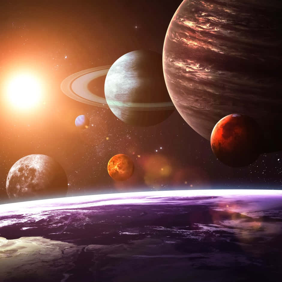 一個色彩繽紛的太空場景，行星和明亮的太陽將光線投射到紫色行星表面。