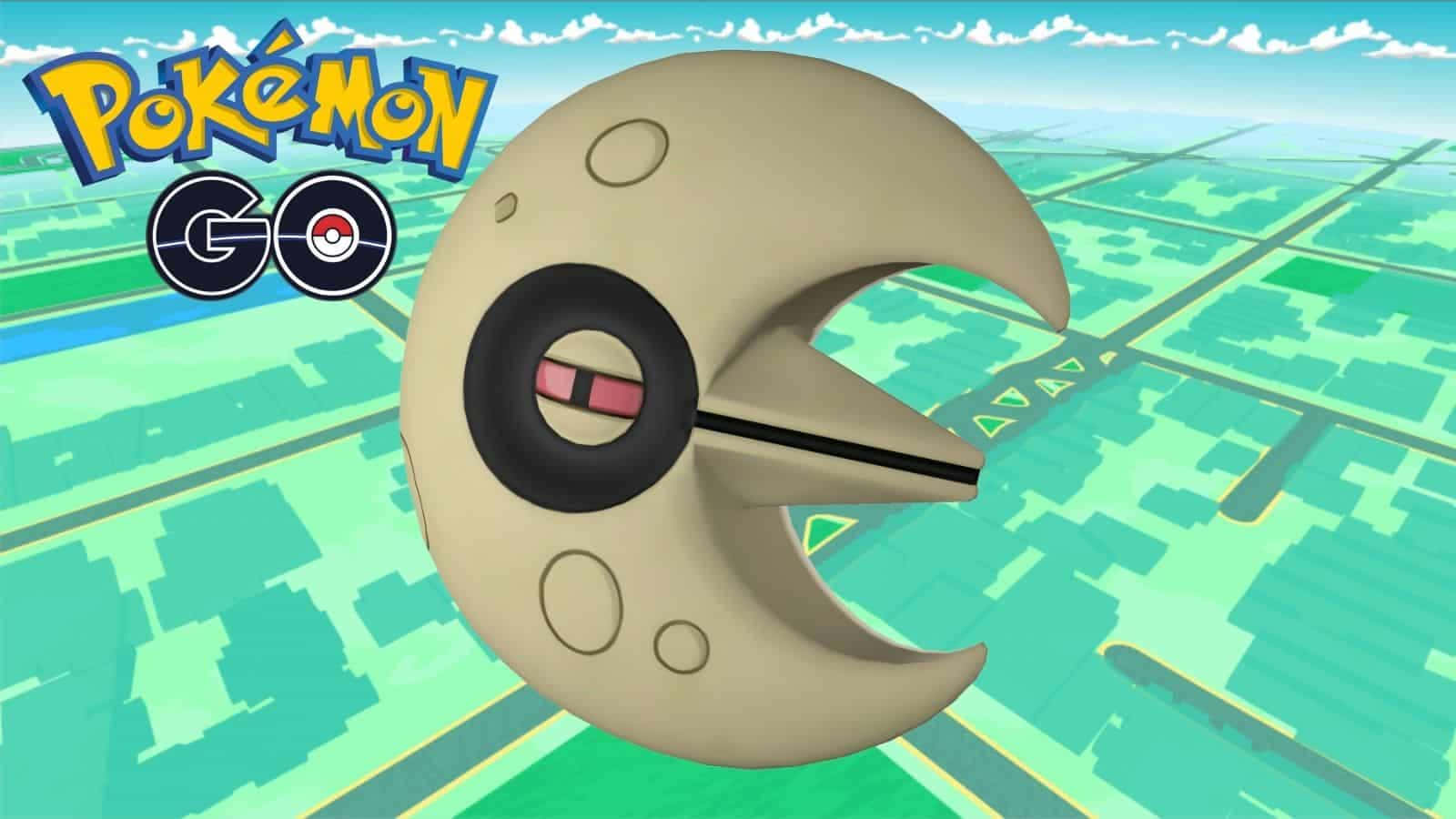 神秘寶可夢Lunatone搭配Pokémon GO標誌 壁紙 — 一隻卡通風格月亮主題嘅Pokémon喺Pokémon GO宣傳圖片中漂浮喺一個風格化嘅綠色城市地圖上面。