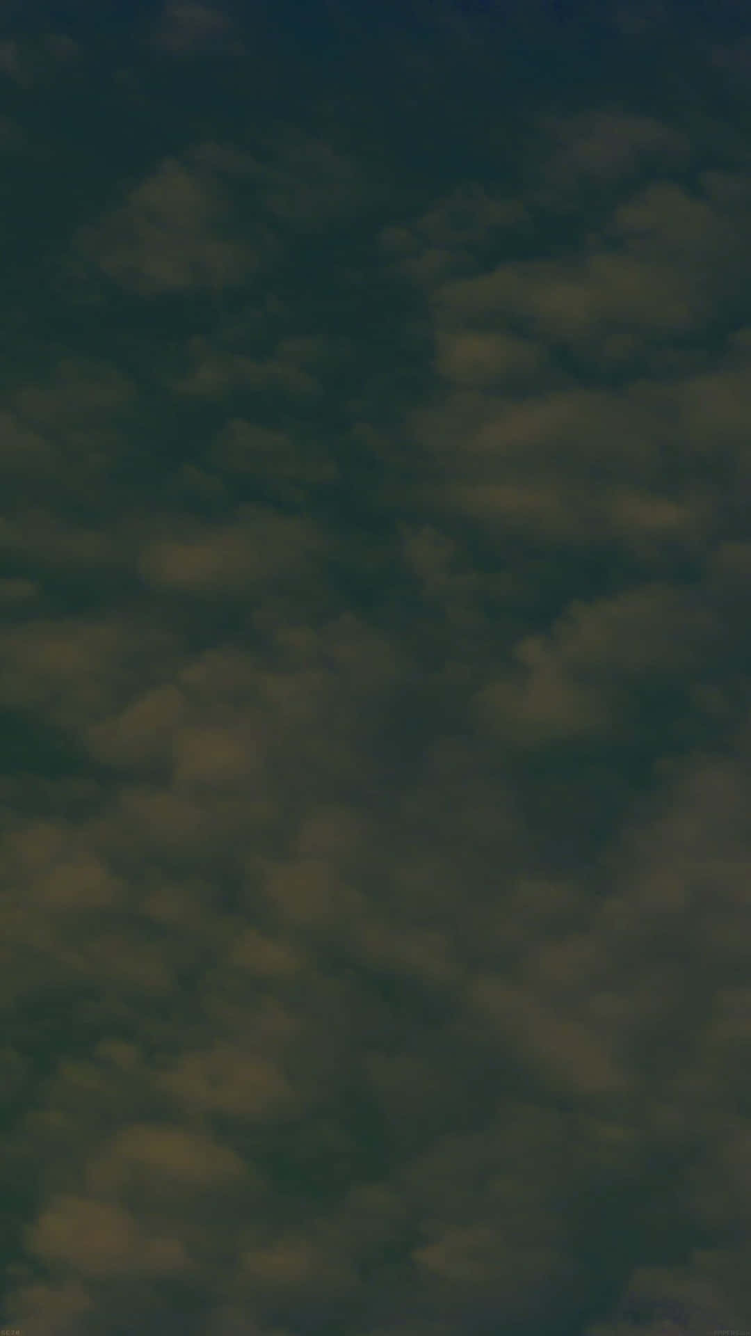 黃昏時分深藍綠色天空帶有柔和米色雲朵