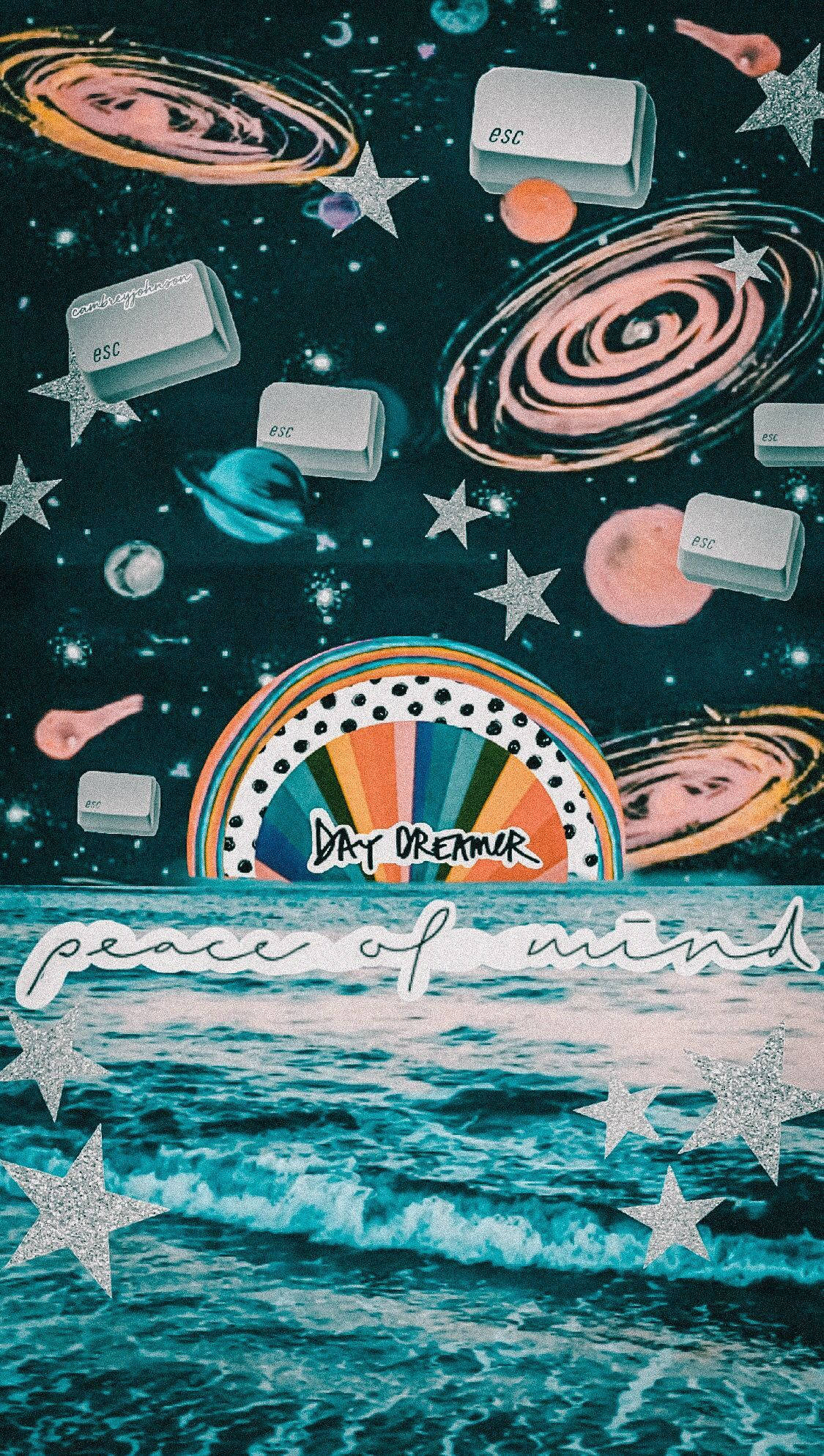 神秘海洋景觀 壁紙 — 超現實的宇宙海景，有旋轉的星系、鍵盤按鍵和閃爍的星星，在碧綠的海浪之上。