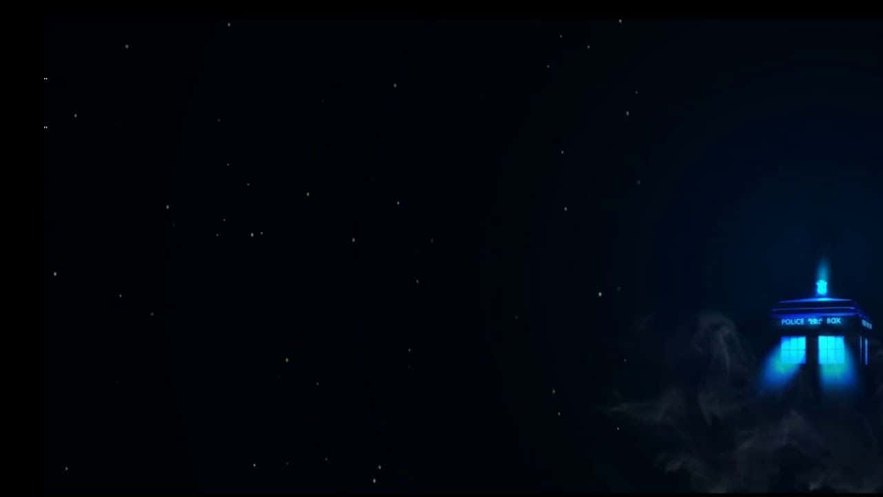 藍色警察亭漂浮在星空空間中，發出光芒