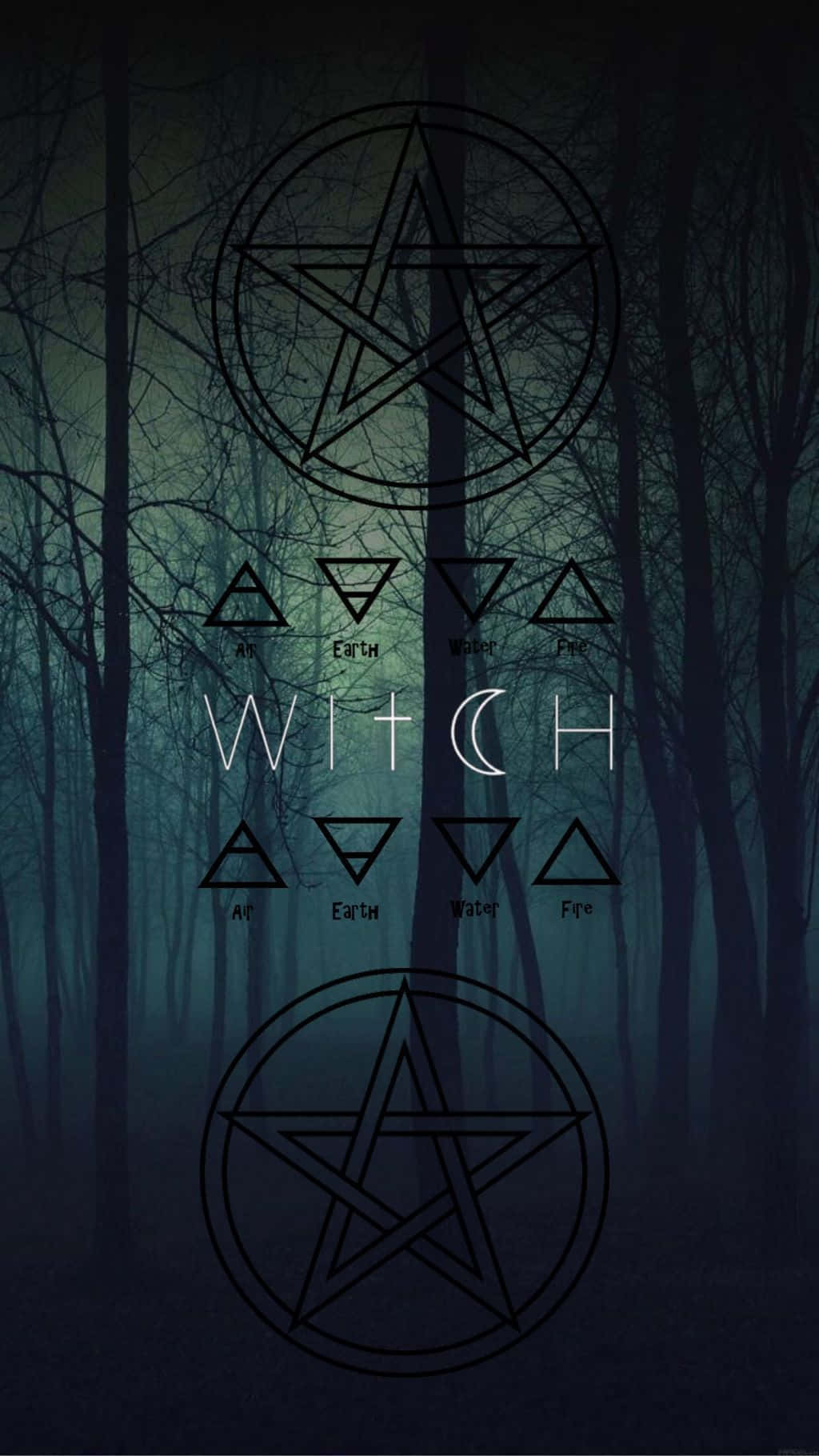 Witch Aesthetic 桌布 壁紙 — 神秘的五角星和元素符號在陰森綠光下的迷霧黑暗森林中漂浮。
