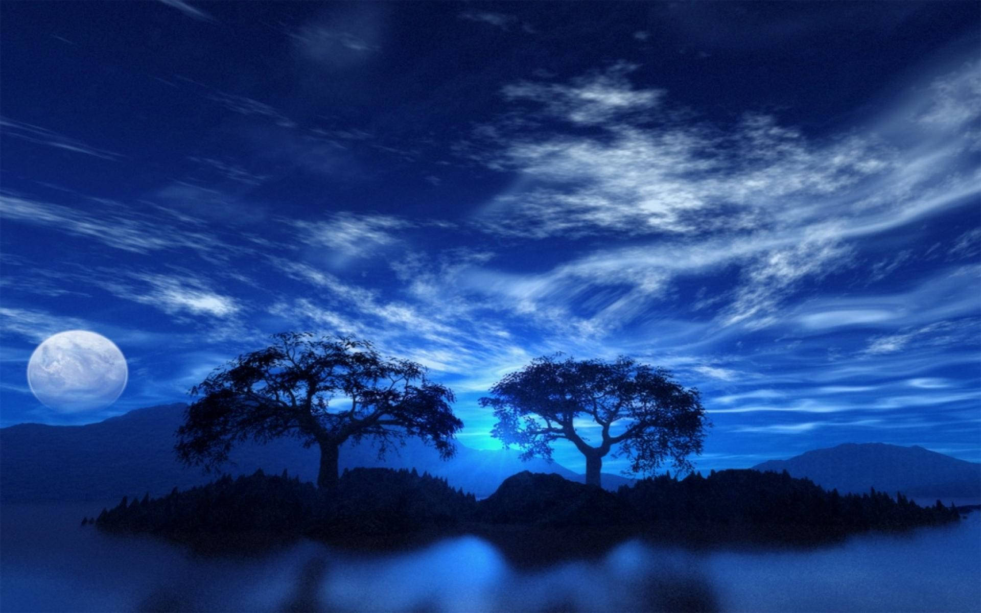神秘的滿月夜 壁紙 — 兩棵剪影樹立在一個霧氣瀰漫的島嶼上，下方是廣闊的月光天空，有旋轉的雲彩和遠山。