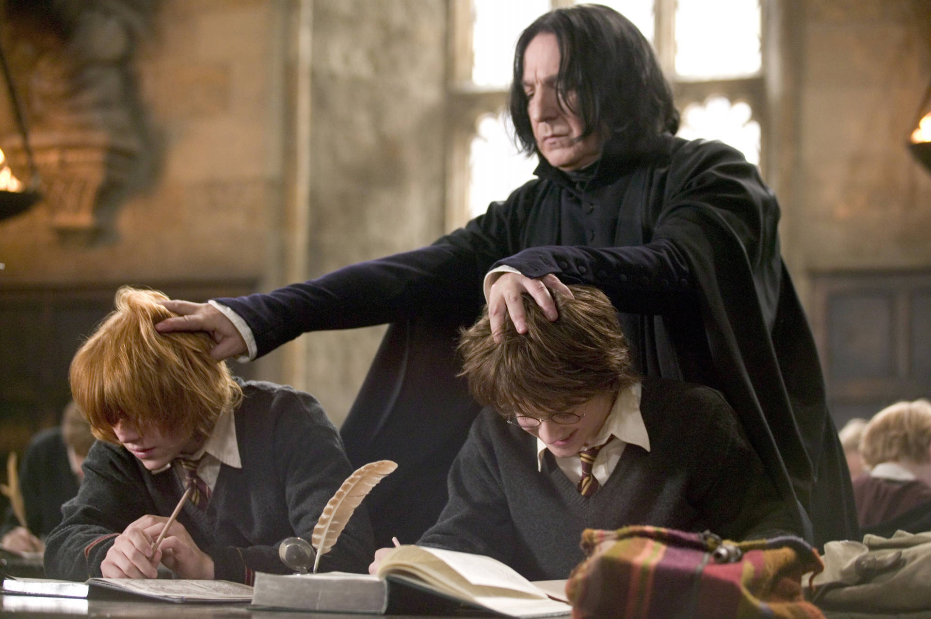 Severus Snape 在霍格華茲教室糾正哈利波特和榮恩衛斯理的頭髮。