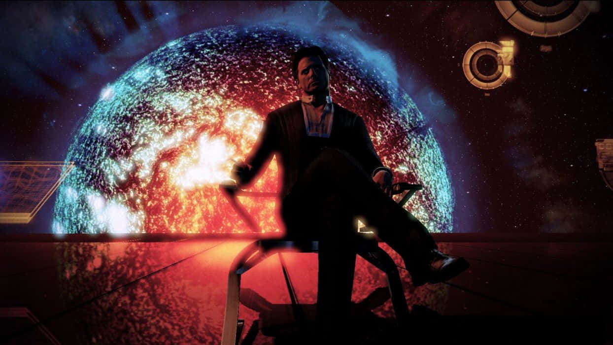 神秘的隱形人凝視銀河 壁紙 — 一個男人自信地坐在椅子上，背景是宇宙中一個熾熱旋轉的行星和漂浮的太空站。