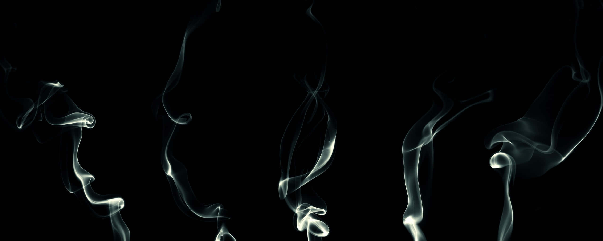 在黑色背景上向上飄動的俏皮煙霧縷縷。