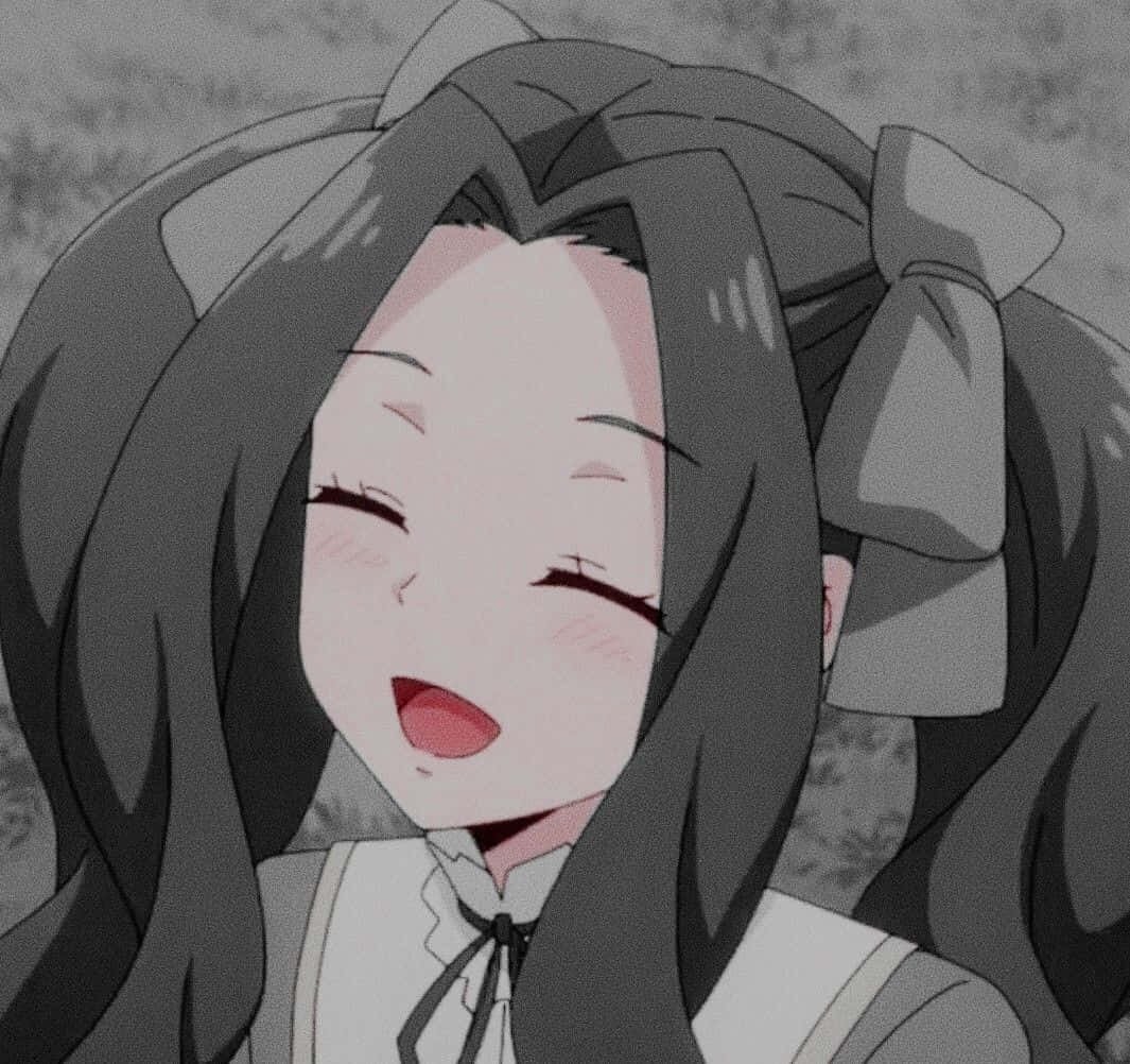 神秘美學動漫側臉圖 壁紙 — 一個灰階動漫女孩，長長的黑髮和貓耳朵，閉著眼睛，張開鮮紅的嘴巴，開心地笑著。