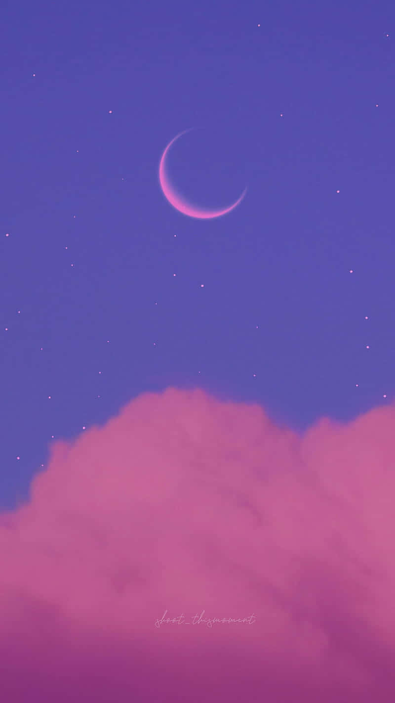 神秘而壯麗的雲朵風景 壁紙 — 一彎新月在粉紅色的蓬鬆雲朵上方發出粉紅色的光芒，背景是深紫色的星空夜空。