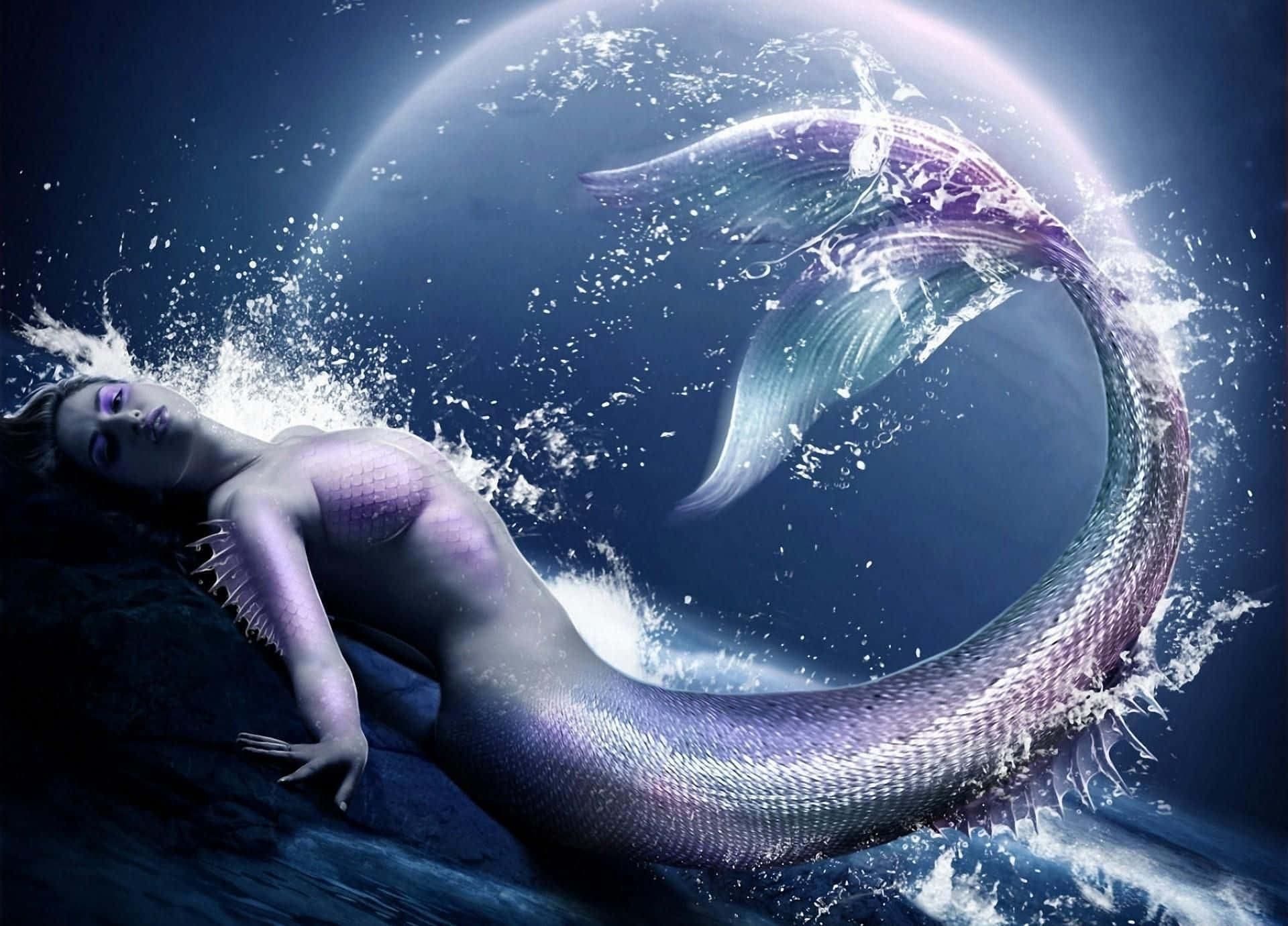 神秘而美麗的真實美人魚 壁紙 — 一條閃爍著紫色尾巴的發光美人魚，優雅地劃過深藍色的海水，周圍環繞著閃閃發光的水滴和一個發光的天體球。