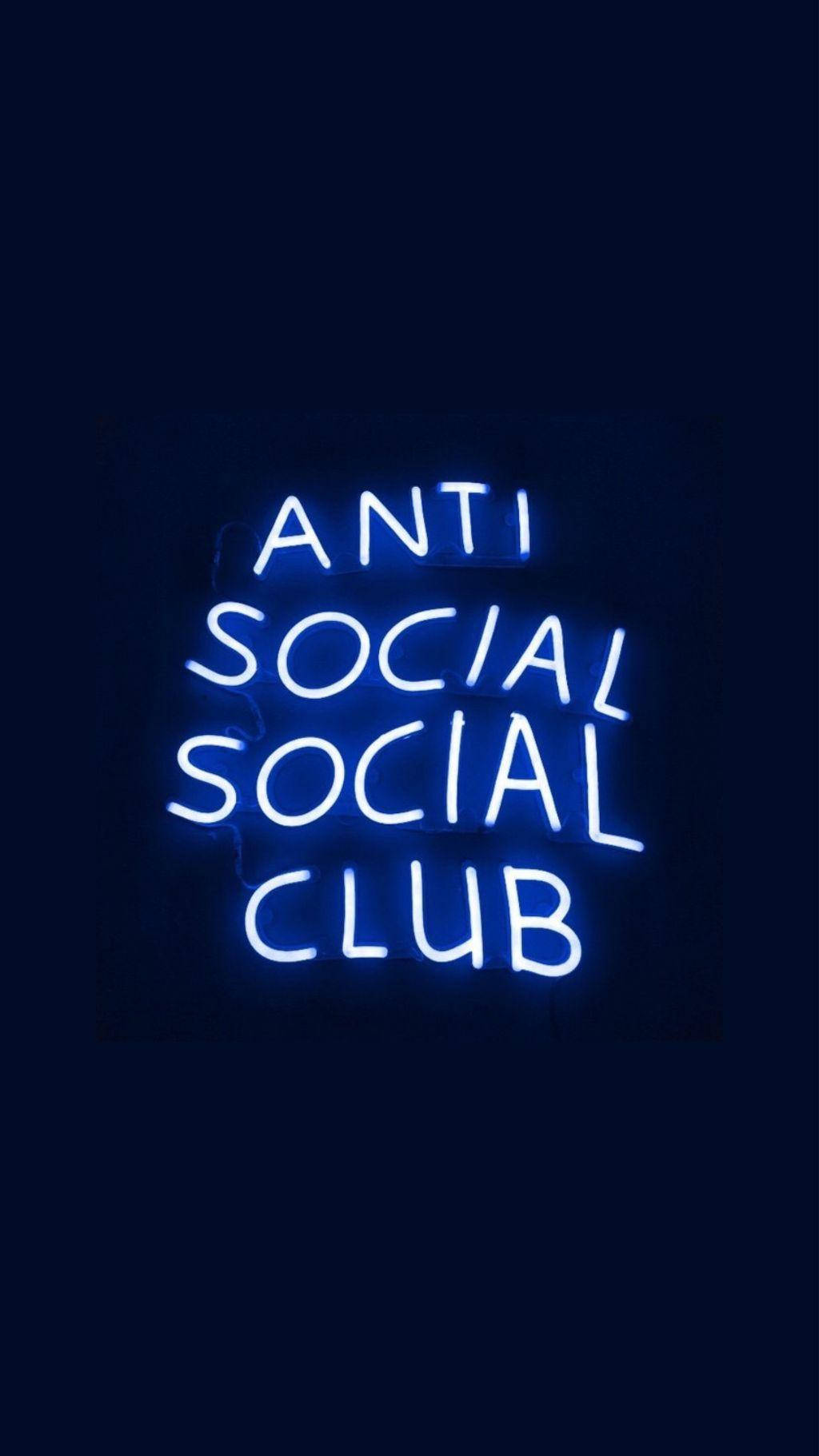在黑暗環境中顯示 anti social social club 的藍色霓虹燈牌