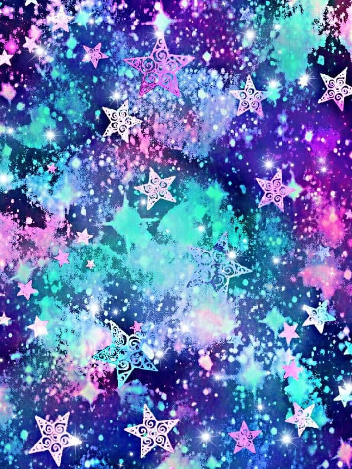 神秘閃耀銀河 壁紙 — 充滿活力的宇宙風格牆紙，閃爍的星星和漩渦狀星雲，呈現電光紫、藍綠色和粉紅色調。
