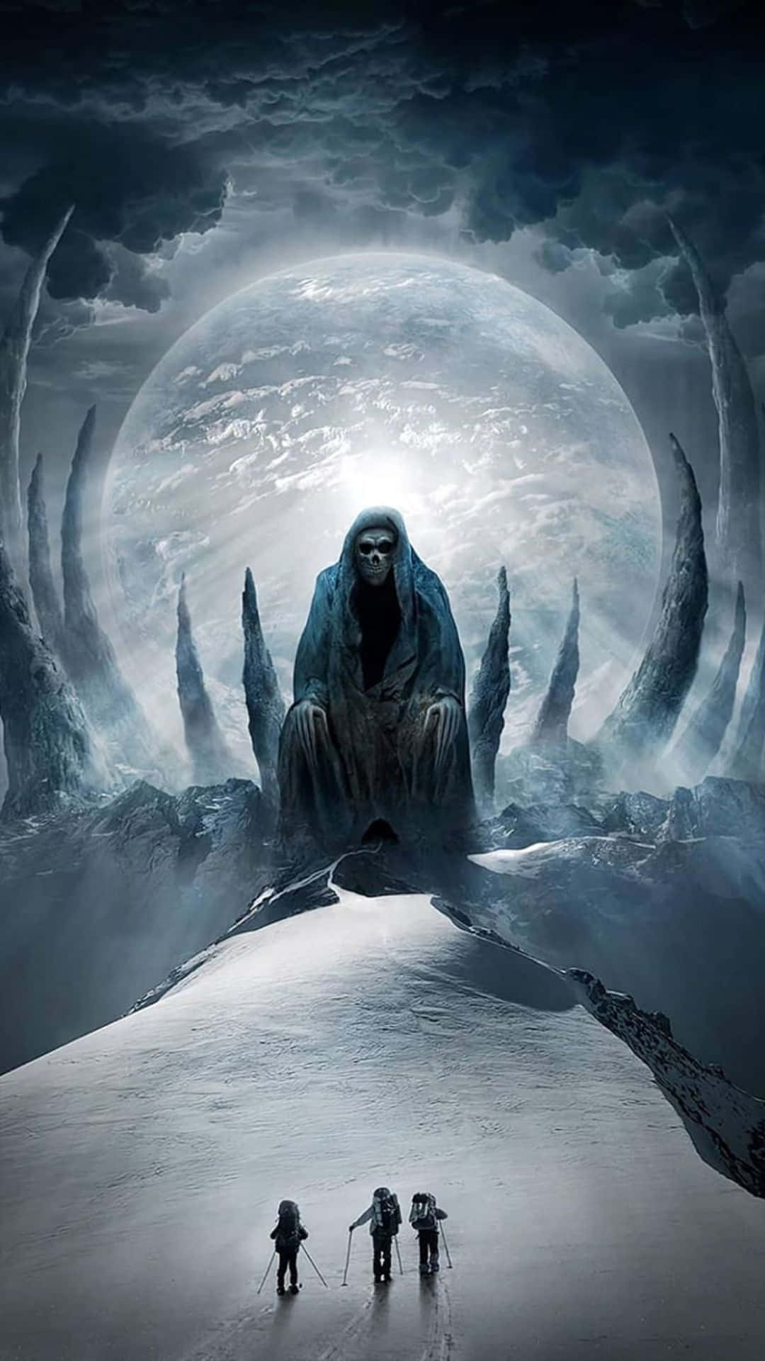 神秘靈體顯現 壁紙 — 三個細小的人物在荒涼的冰雪景觀中，向著坐在巨大月亮前的巨大骷髏身影前進。
