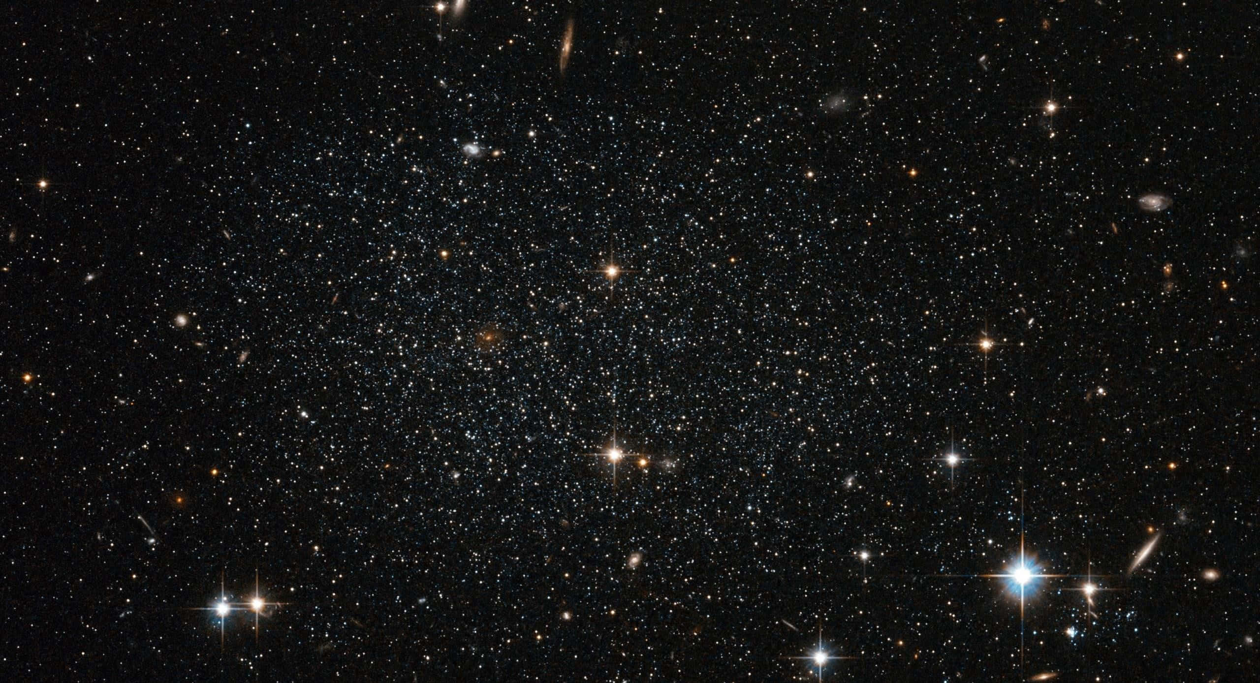 神秘黑暗星系插畫 壁紙 — 一個令人嘆為觀止的密集星場景觀，明亮的閃爍星星和遙遠的星系襯托著深邃的黑色宇宙虛空。