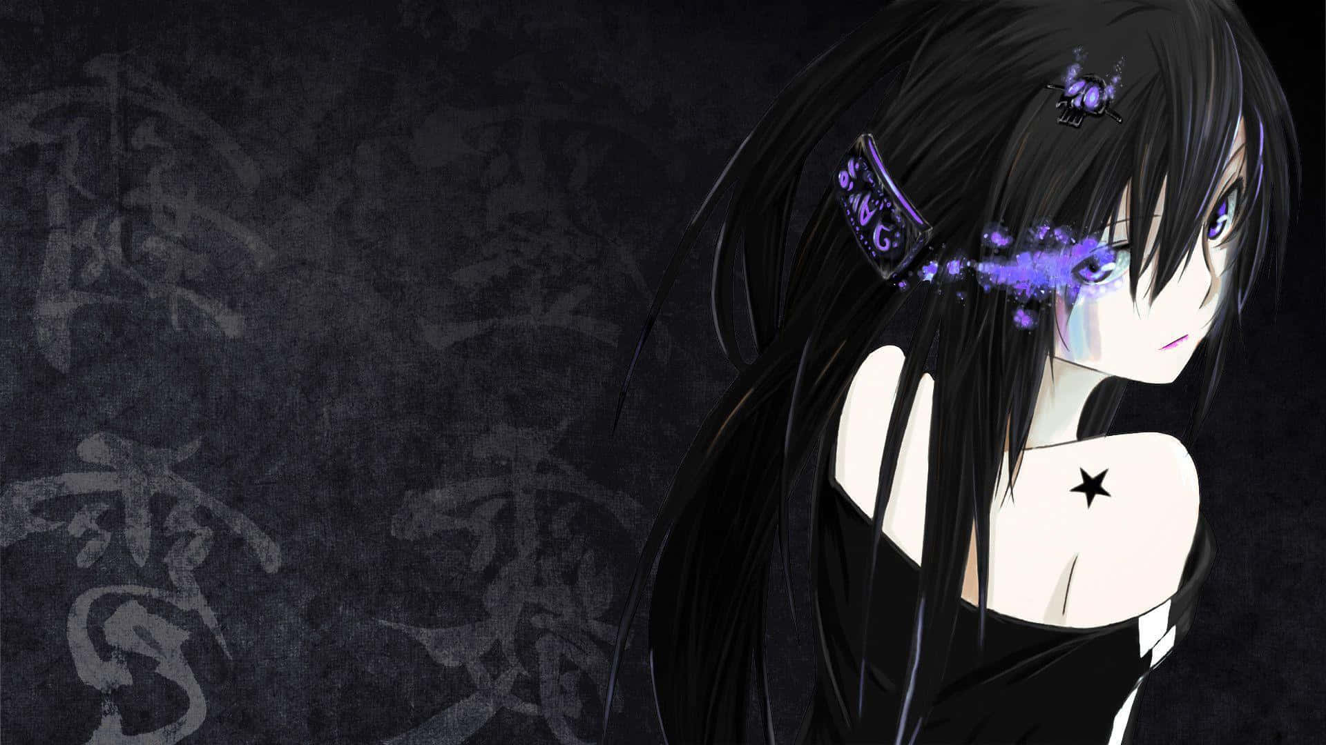 神秘黑髮動漫少女 壁紙 — 一個憂鬱的動漫女孩，黑髮紫眼，在帶有褪色書法的深色紋理背景上流下發光的眼淚。