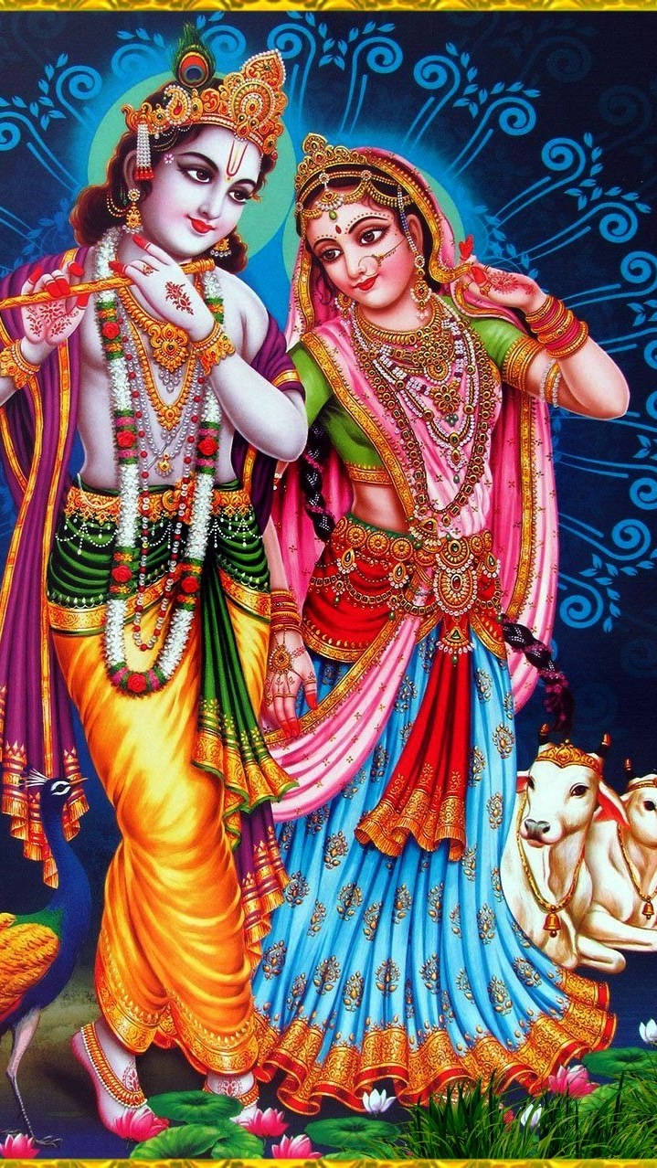 Mahabharat Krishna 桌布 壁紙 — 神聖人物克里希納和拉達身著鮮豔的傳統服飾，優雅地站在蓮花和聖牛之間，背景是旋轉的藍色天穹。