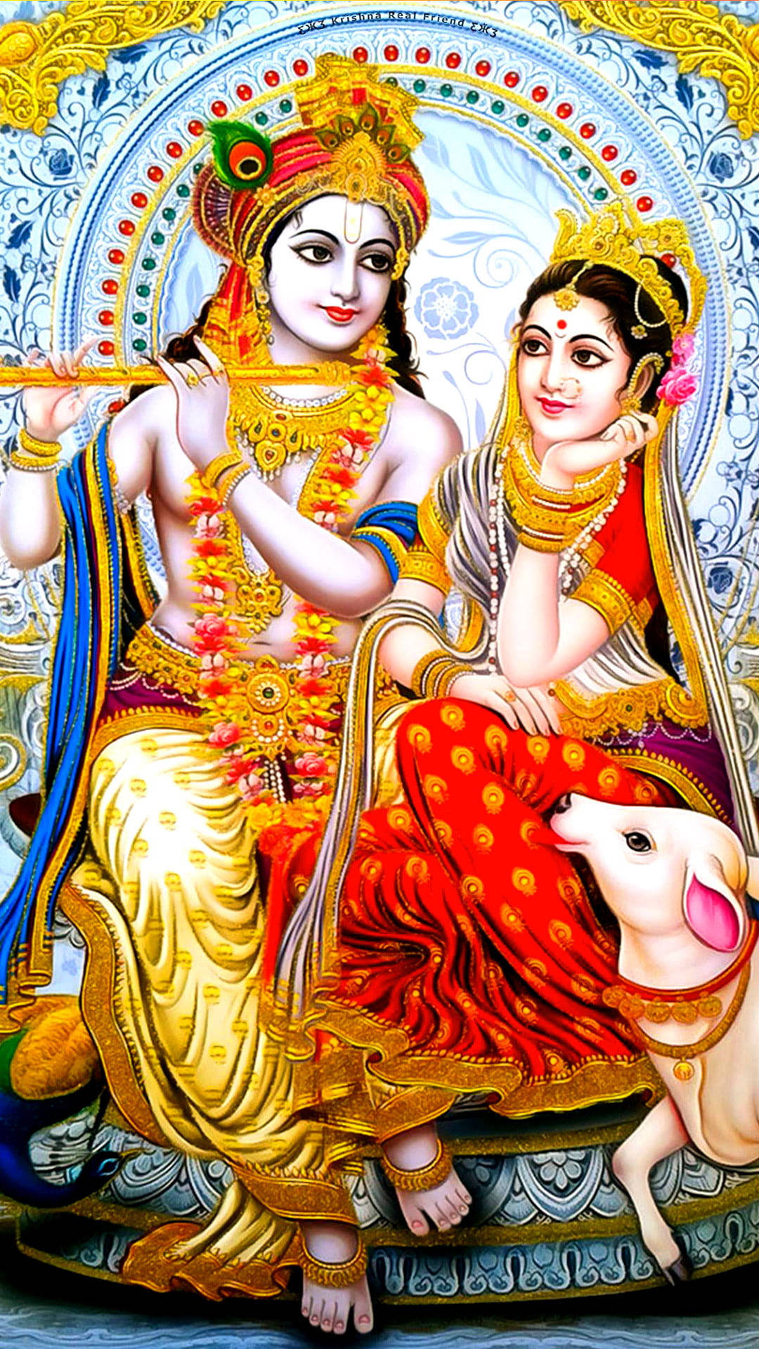 krishna 3d 桌布 壁紙 — 神聖情侶克里希納和拉達，佩戴金色珠寶和鮮豔長袍，優雅地與小牛坐在一起，周圍環繞著華麗的藍色和金色圖案。