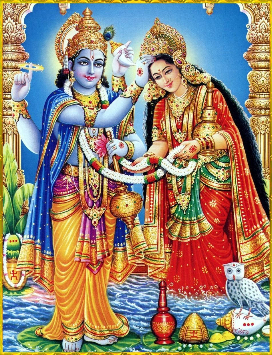 Lakshmi 桌布 壁紙 — 神聖情侶克里希納和拉達身著鮮豔的傳統服飾，在華麗金色柱子框起的燦爛藍天下交換花環。