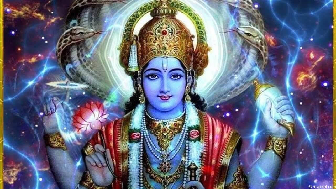 Vishnu 桌布 壁紙 — 神聖的印度教神祇，藍色皮膚，飾有金色王冠和珠寶，手持蓮花和海螺，背景是宇宙星空。
