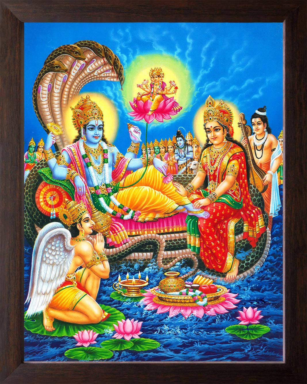 Vishnu 桌布 壁紙 — 神聖的印度教神祇克里希納和拉妲優雅地坐在蛇王座上，周圍環繞著蓮花和供品，在燦爛的藍天下。