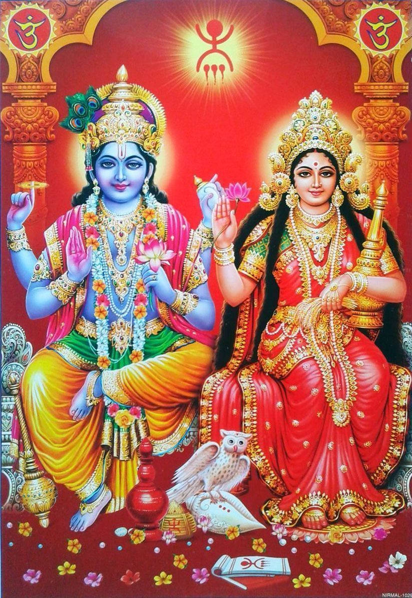 Lakshmi 桌布 壁紙 — 神聖的印度教神祇拉達和克里希納端坐著，華麗地裝飾著鮮豔的金飾和色彩繽紛的服飾，背景是帶有神聖符號的耀眼紅色。