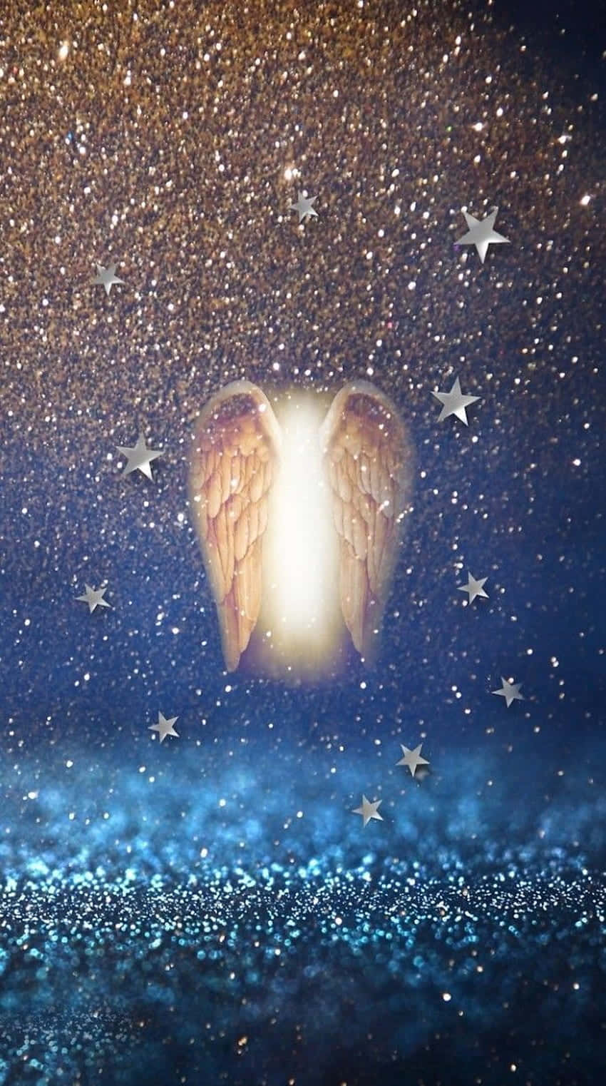 神聖覺醒 壁紙 — 金色天使翅膀在閃爍的星空和藍色金色閃光粒子組成的宇宙背景下明亮發光。