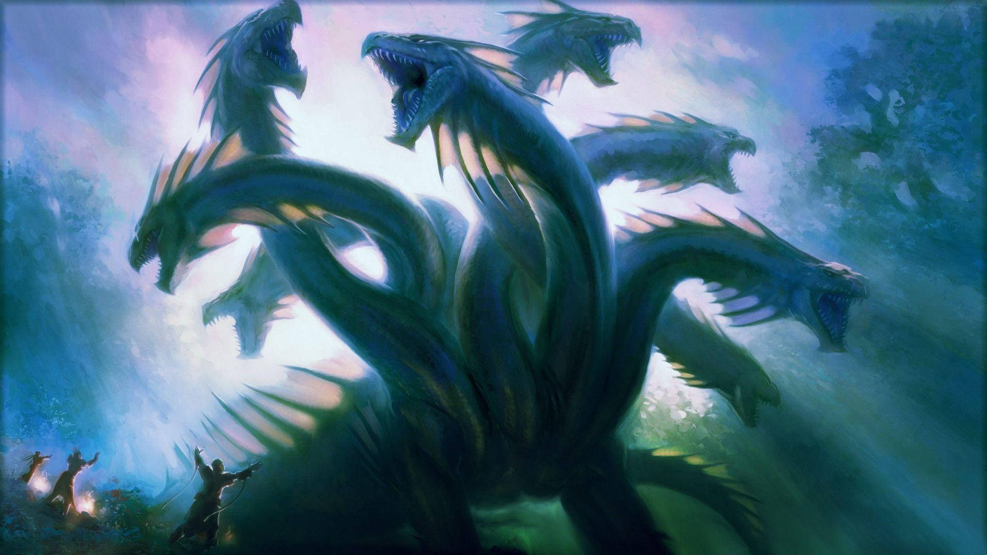 神話生物海德拉龍 壁紙 — 一隻巨大的多頭龍，眼睛發光，牙齒鋒利，對著神秘的暮色天空發出威脅性的咆哮。
