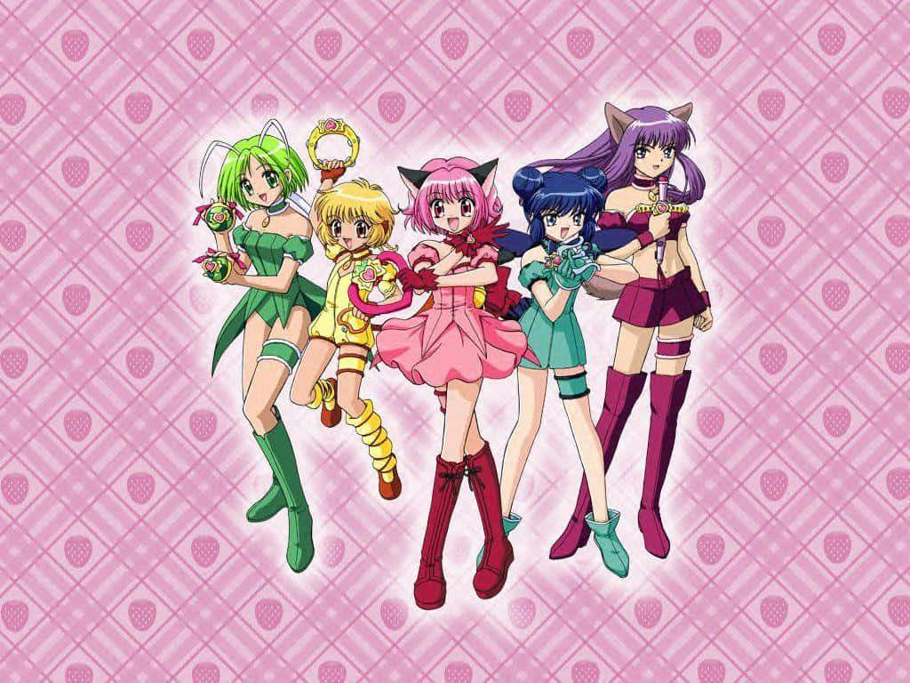 五個動漫女孩穿著魔法服裝，在粉紅色草莓背景上。