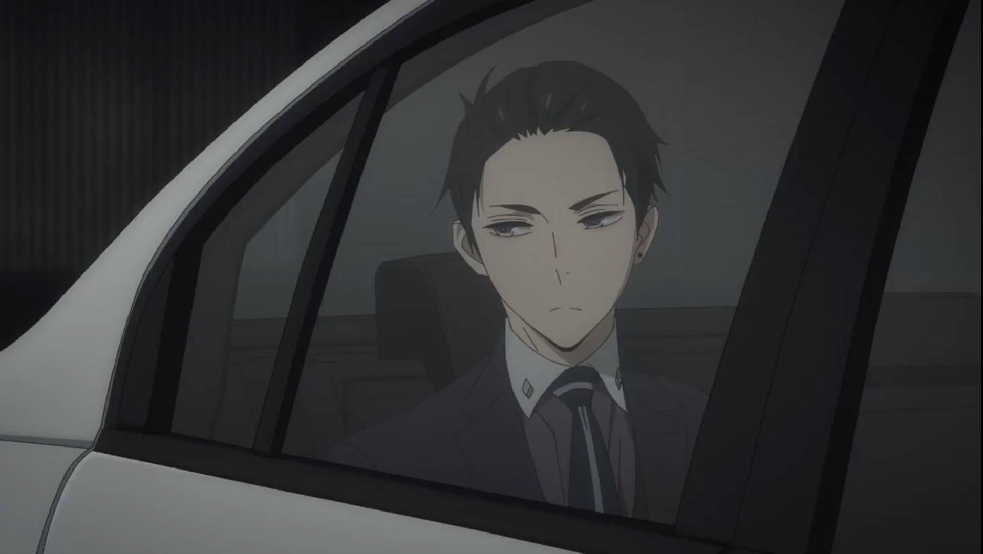 一位嚴肅的動畫男子身穿西裝，在黃昏時分坐在白色汽車內。