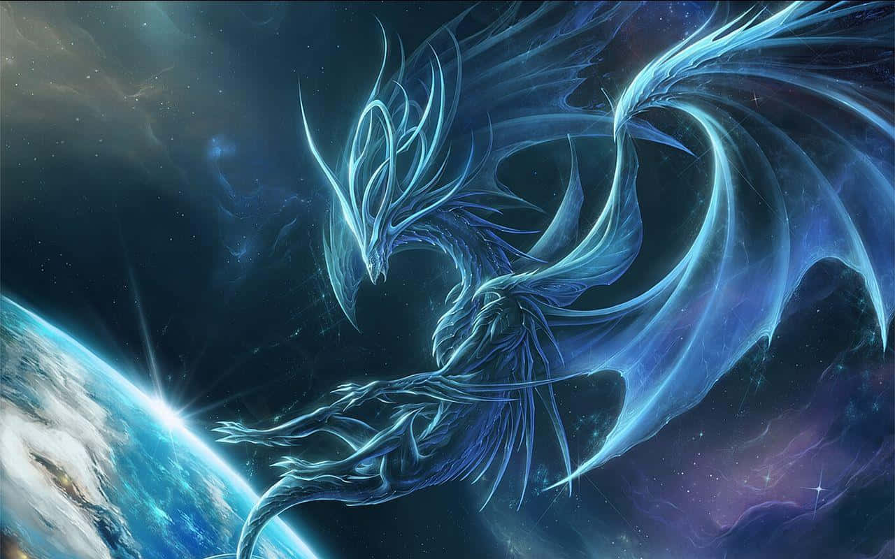 神龍傲立青山之巔 壁紙 — 一條發光的藍色龍在星空宇宙中翱翔，下方是帶有旋轉雲層的發光行星。