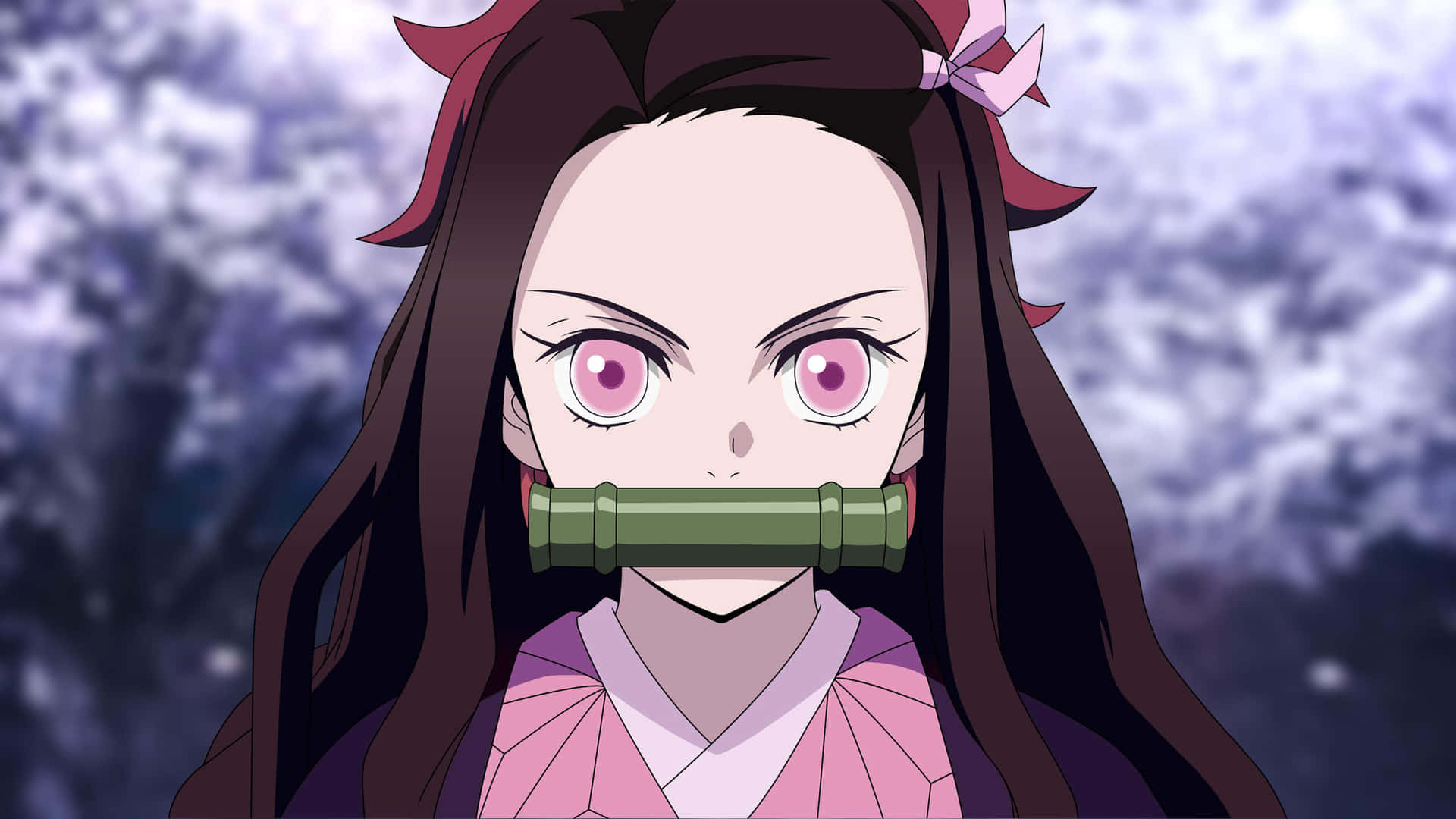 粉紅眼動漫女孩戴竹口塞在森林中 — 鬼滅之刃 火鬼 壁紙