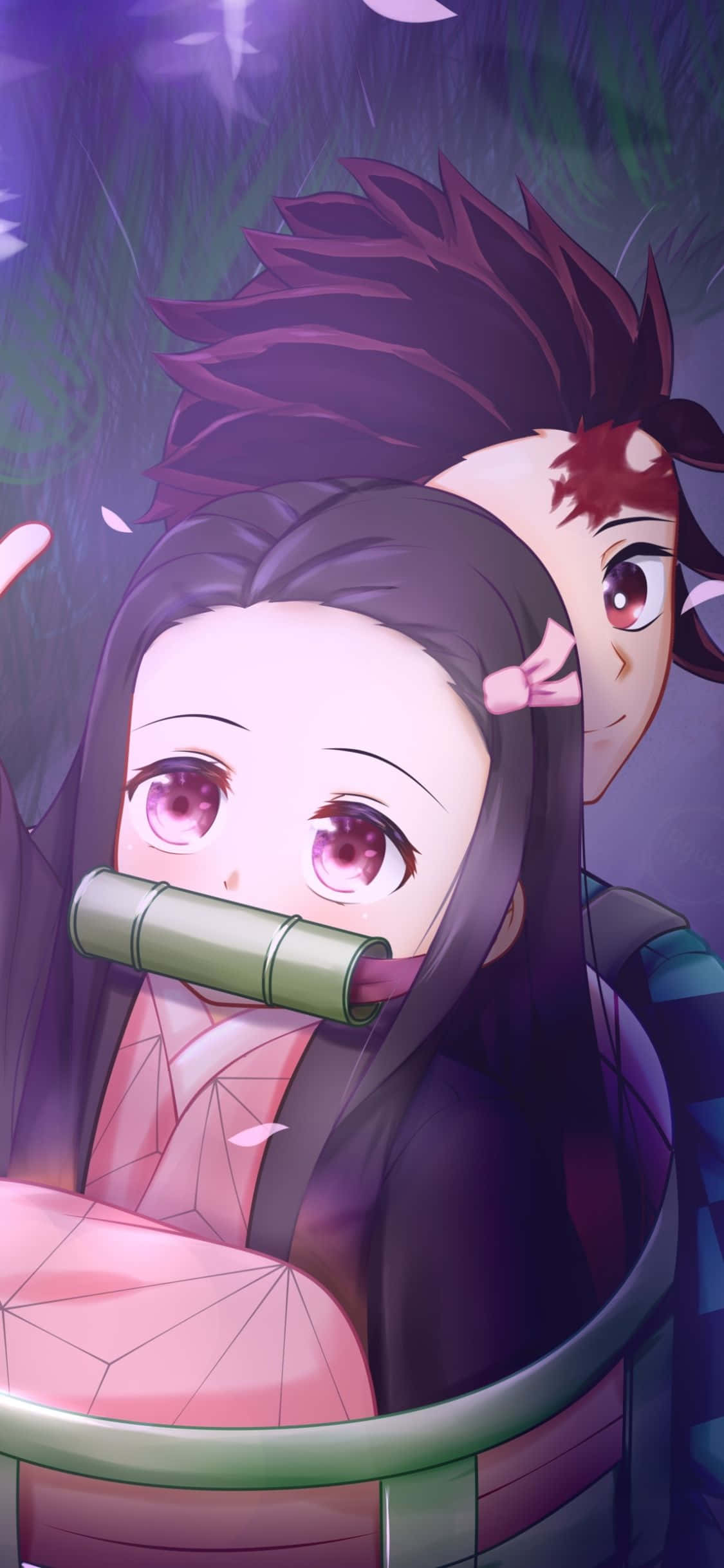 祢豆子身穿墨色與櫻花藍和服，氣質冷靜 壁紙 — 一位年輕的動漫女孩，粉紅色眼睛和深色頭髮，戴著竹製護齒套，而一個男孩在紫色森林中從她肩膀後面偷看。