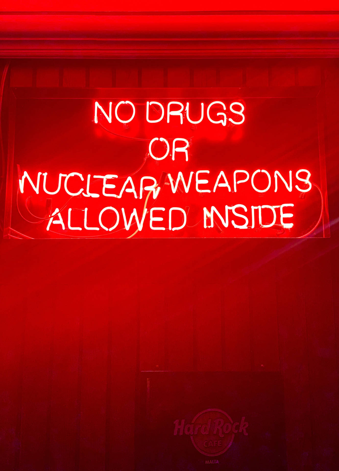 Hard Rock Cafe 的紅色霓虹燈牌警告禁止攜帶毒品或核武器進入。