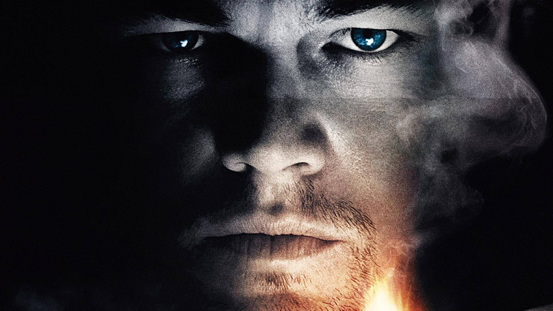 禁閉島 電影 Leonardo DiCaprio 蒂迪·丹尼爾斯 壁紙 — 一個男人強烈的臉龐半被煙霧籠罩，有著銳利的藍眼睛和下巴下的火熱光芒。