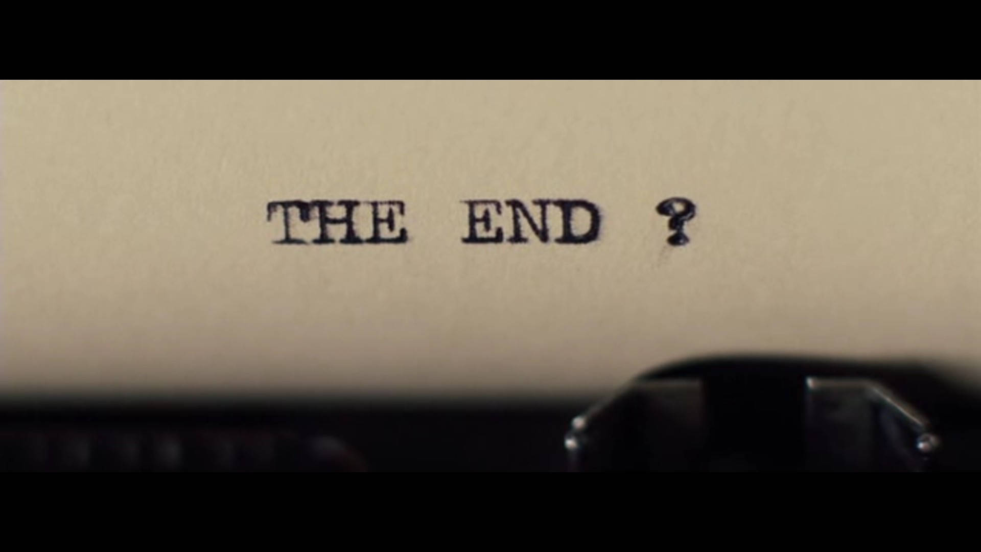 打字機紙上寫著「THE END ?」並帶有問號。