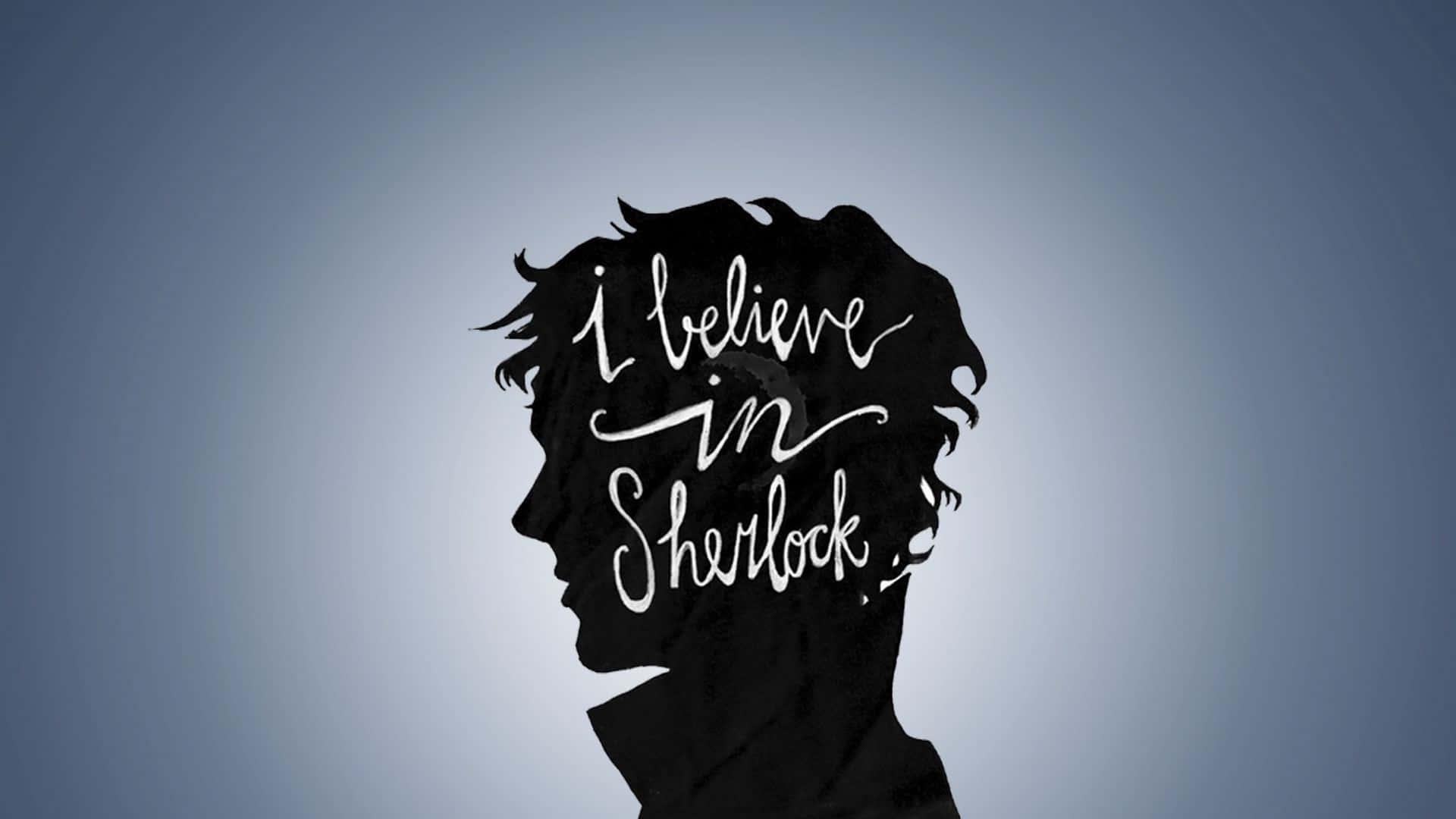 一個男人頭部的黑色剪影，內部有白色草書文字寫著「i believe in Sherlock」。