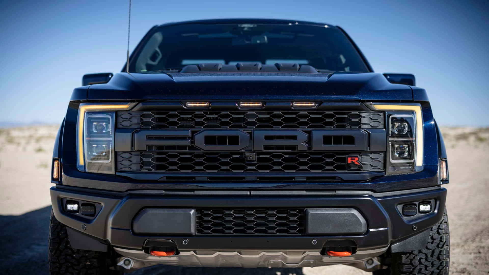 沙漠日落中的黑色福特 Raptor 卡車前視圖
