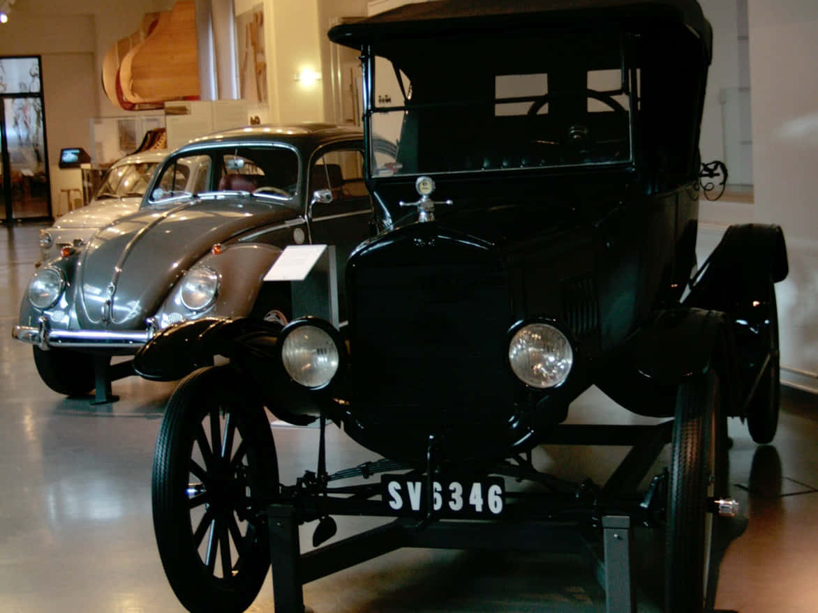 博物館內展示的兩輛復古車