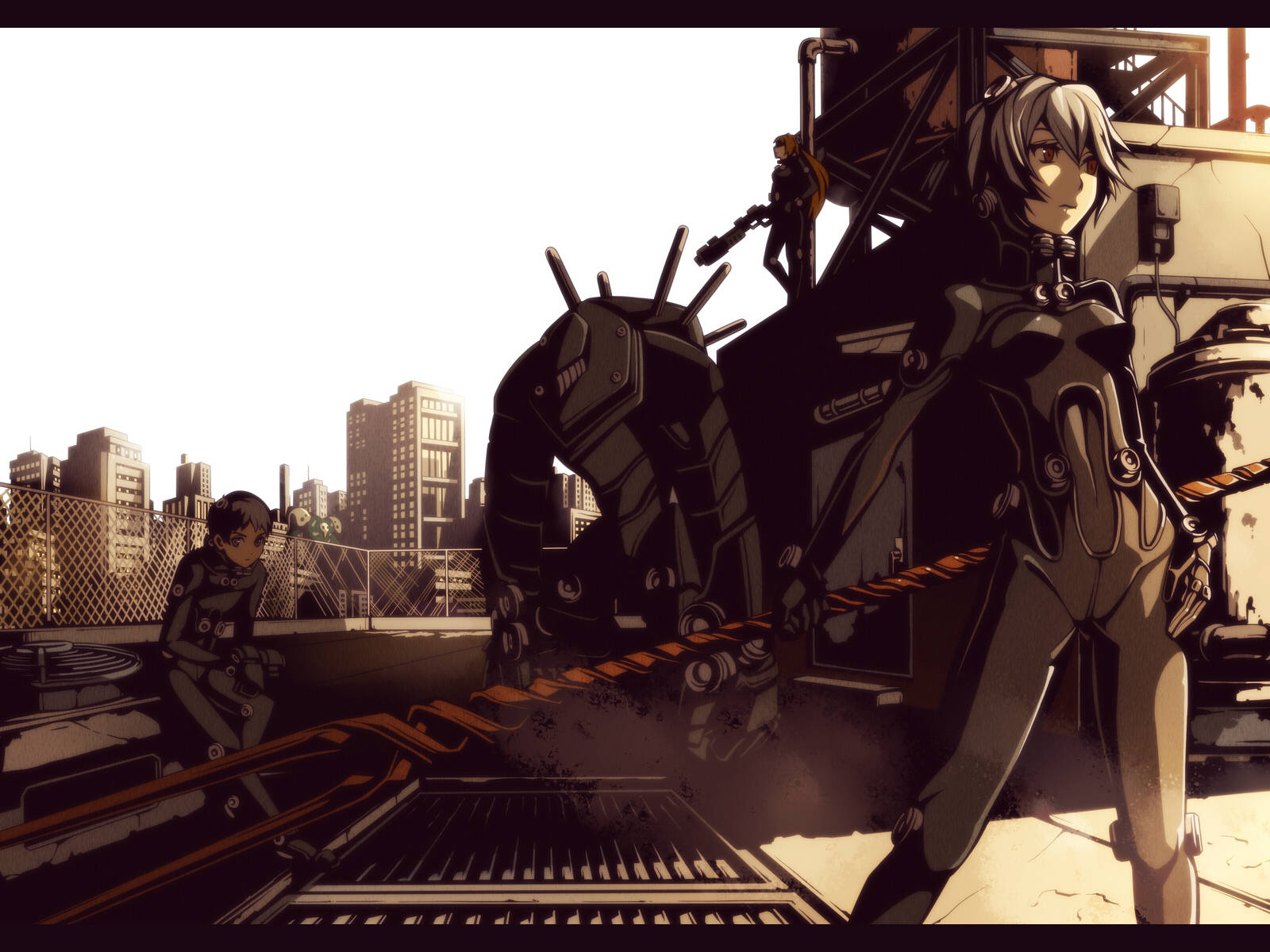 福音戰士4K：綾波零與Gantz 壁紙 — 兩個穿著深色西裝的動漫角色站在屋頂上，背後有大型機甲和城市天際線，天空明亮。