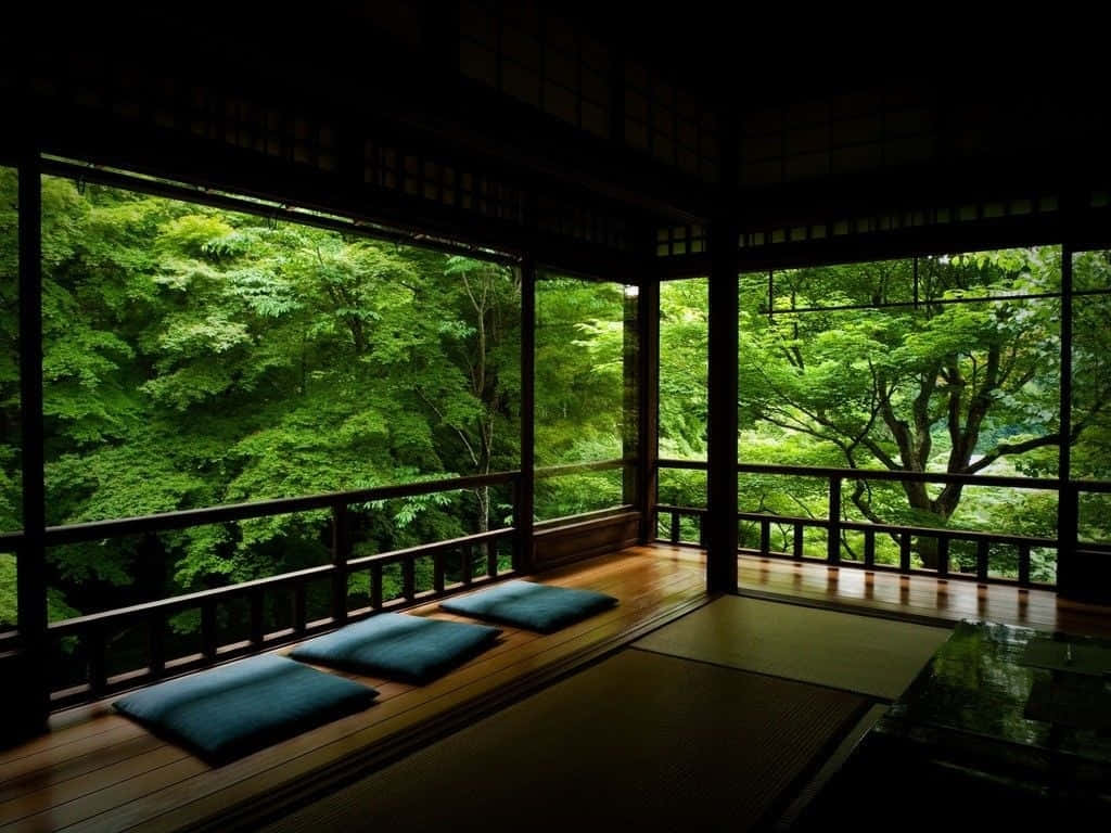 傳統日式房間，配有藍色坐墊，面向綠色森林。