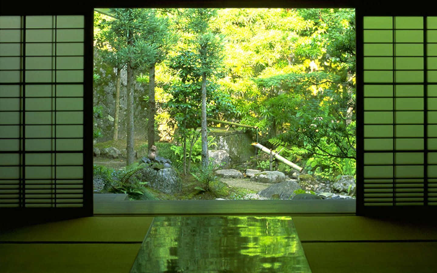 傳統日式房間，障子門通向陽光普照的森林花園。