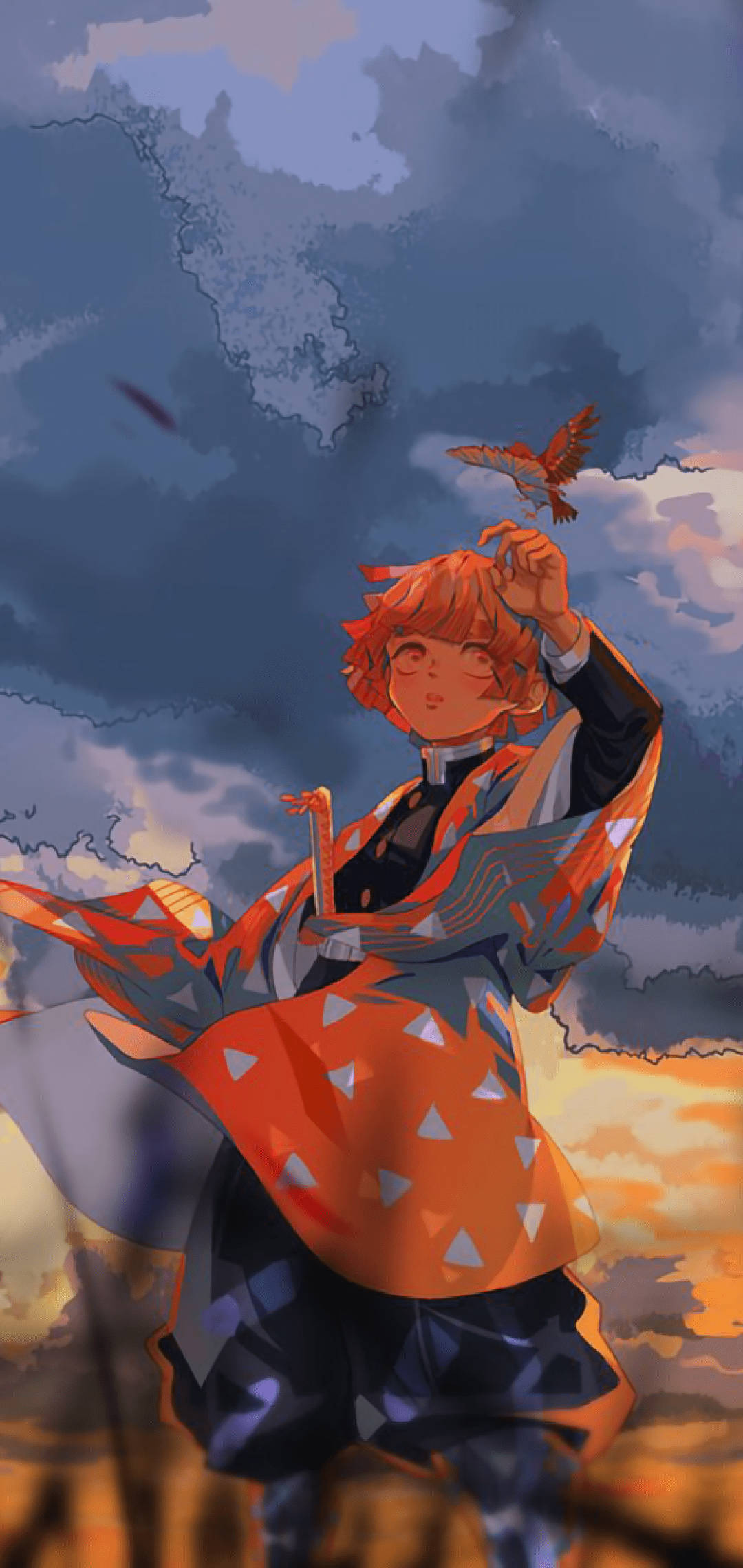 禪院真希烏雲 壁紙 — 一位橙色頭髮、身穿圖案和服的年輕動漫男孩，在戲劇性的暮色天空中輕輕捧著一隻鳥。